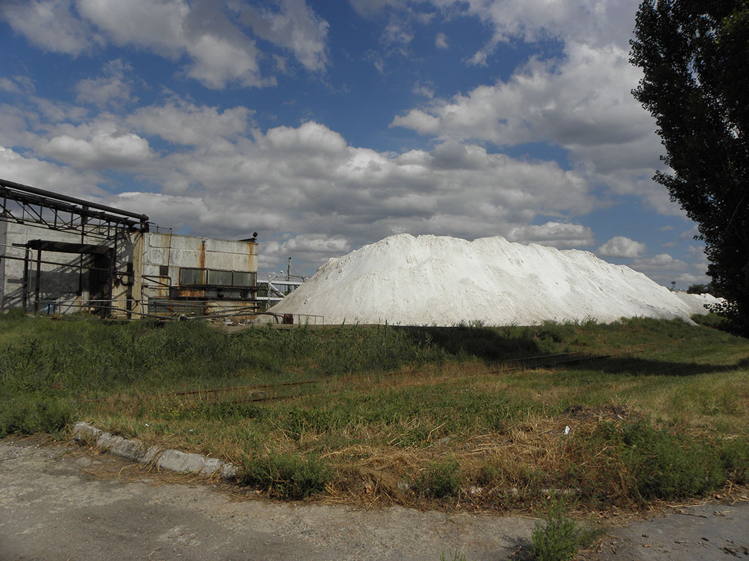 Overburden stockpile in Ukraine with AggreBind dust cap